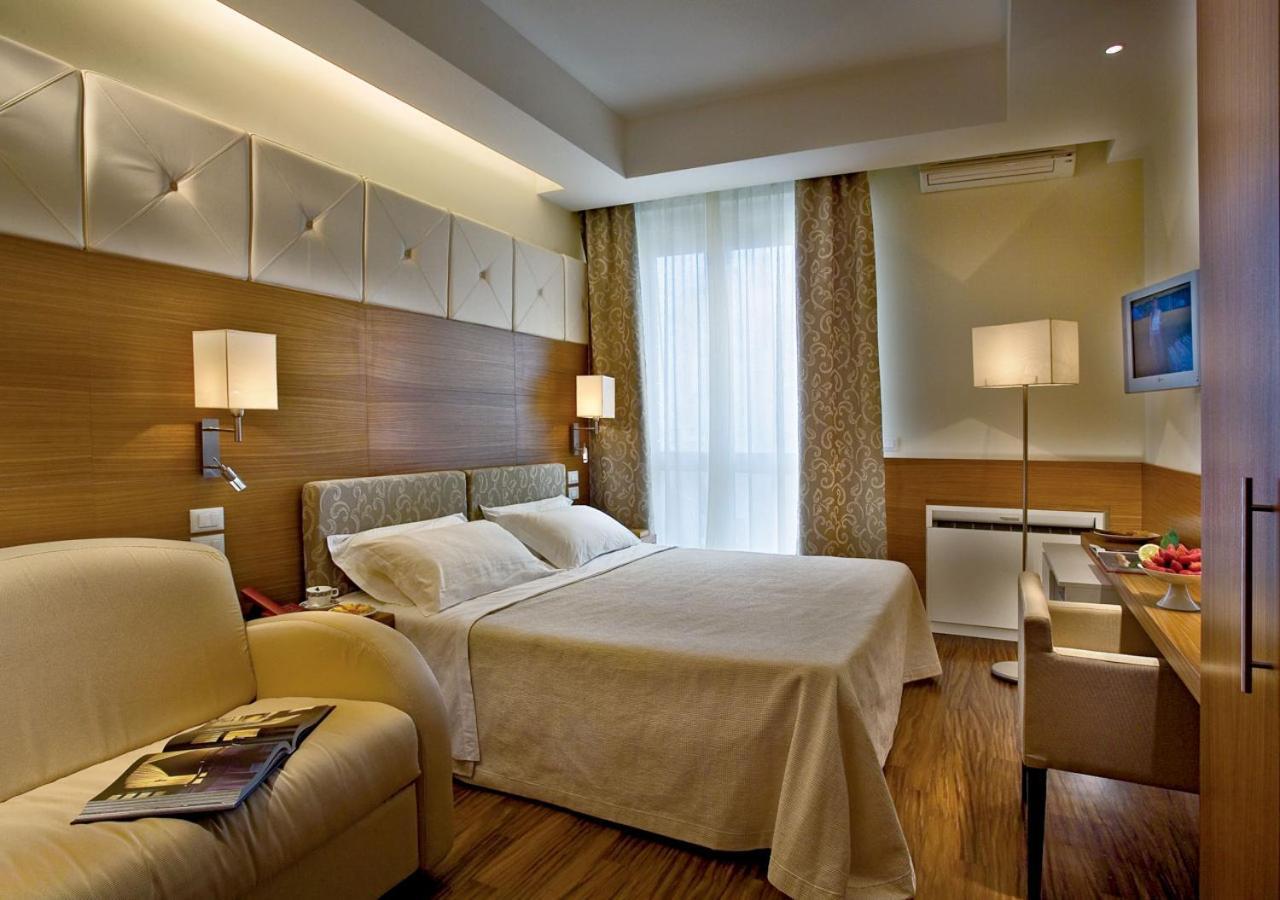 Alexandra Plaza Hotel ريتشوني المظهر الخارجي الصورة