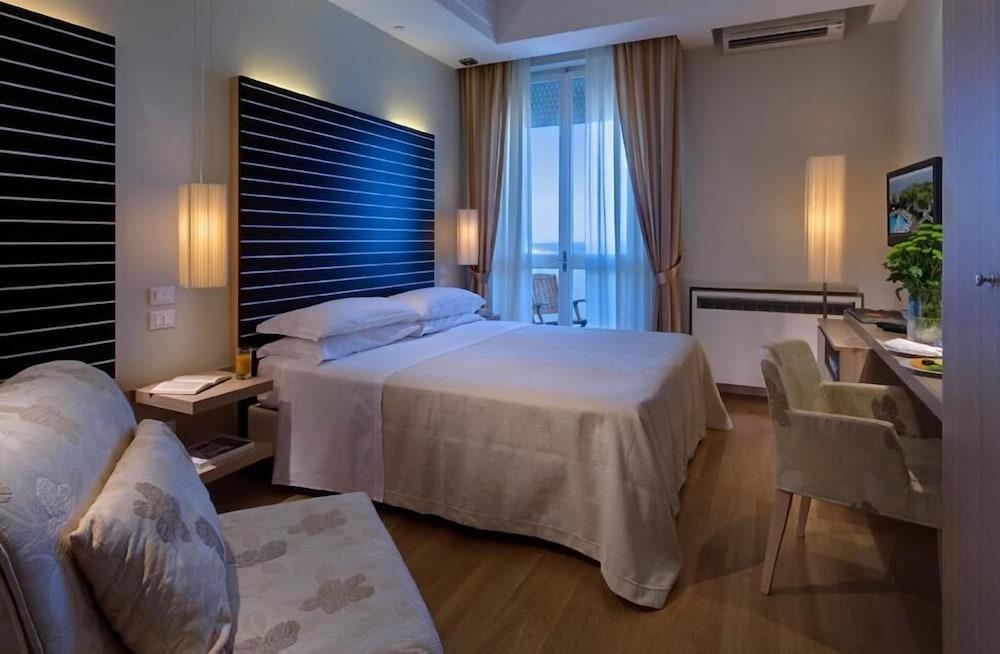 Alexandra Plaza Hotel ريتشوني المظهر الخارجي الصورة