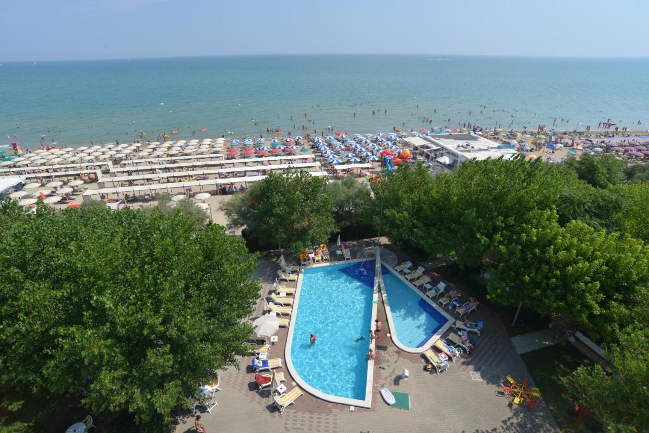 Alexandra Plaza Hotel ريتشوني المظهر الخارجي الصورة